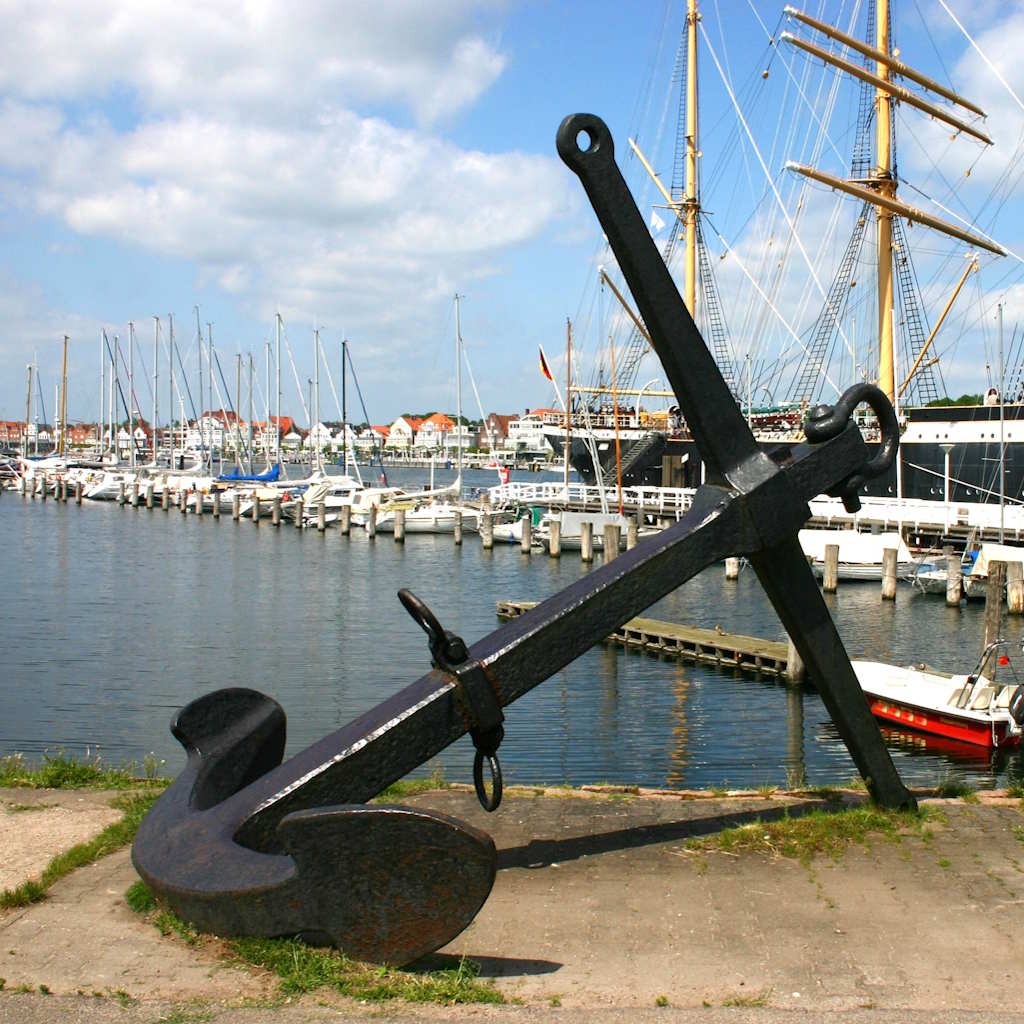 Großer Anker an der Promenade vom Priwall Hafen