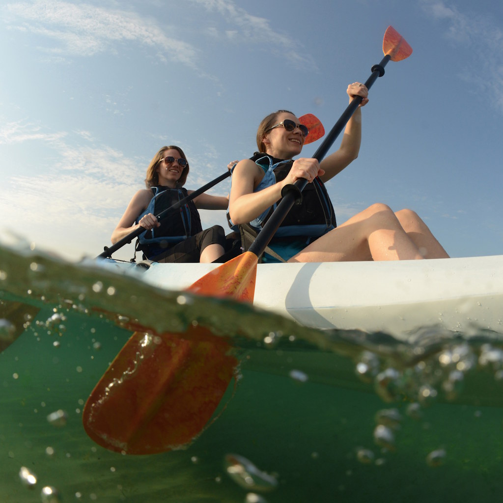 Zwei Frau beim Kajakfahren aus der Unterwasserperspektive