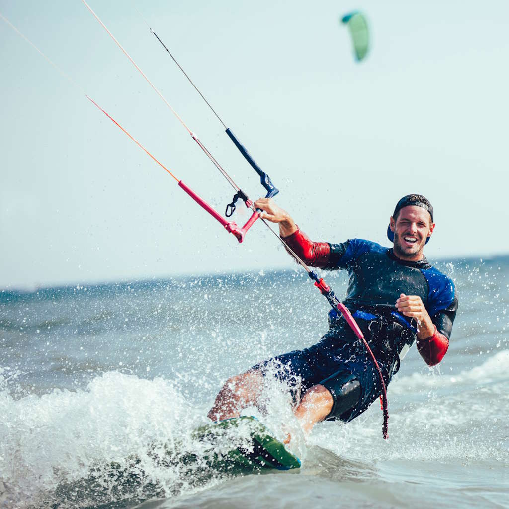 Kitesurfer lacht in Kamara