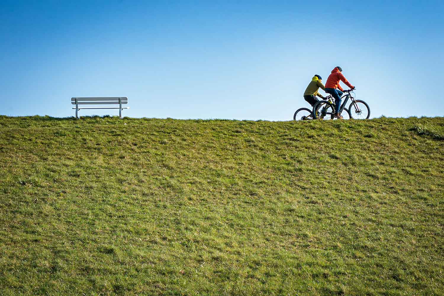 Radfahrer auf dem Deich