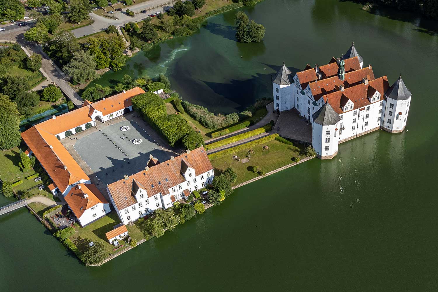Blick von oben auf das Glücksburger Schlossareal