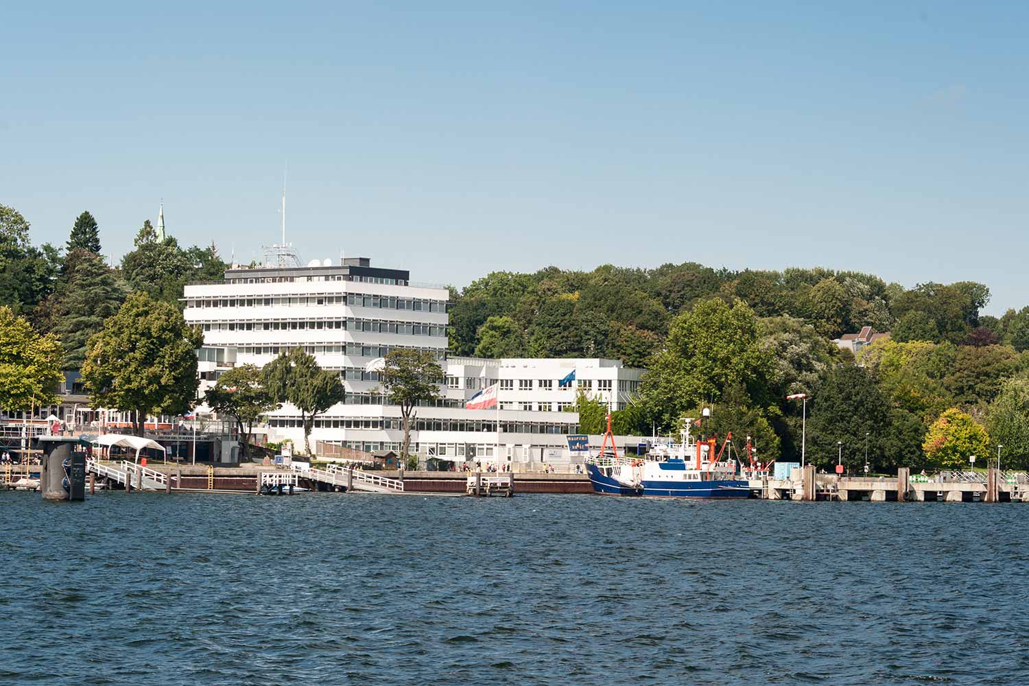 Das weiße GEOMAR_Gebäude in Kiel.