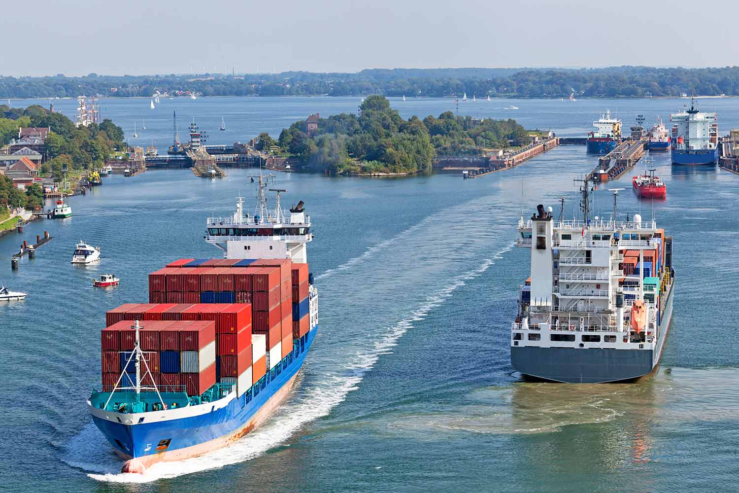 Containerschiffe an der Schleuse Holtenau.