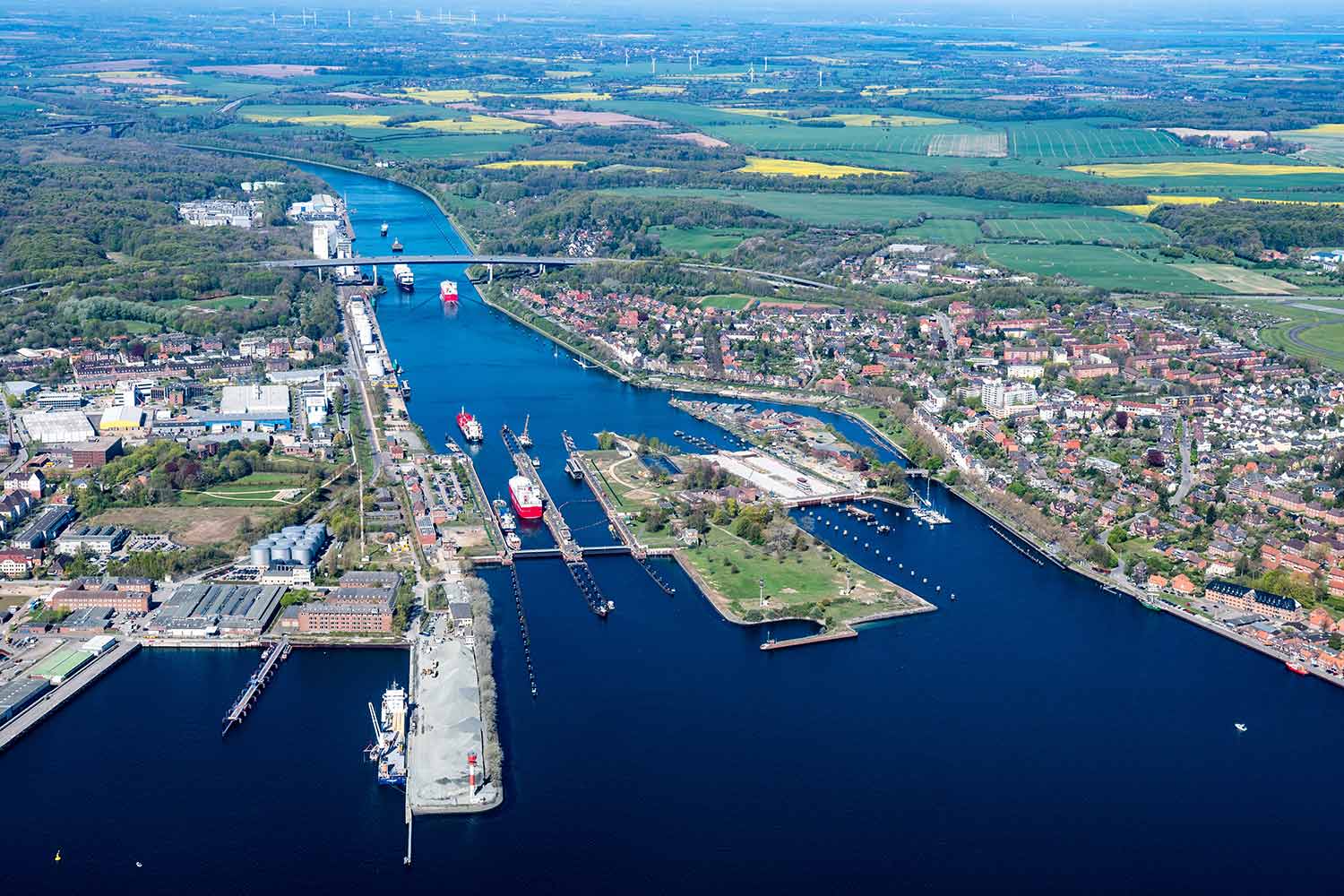 Luftaufnahme des Nord-Ostseekanals an der Schleuse Holtenau.