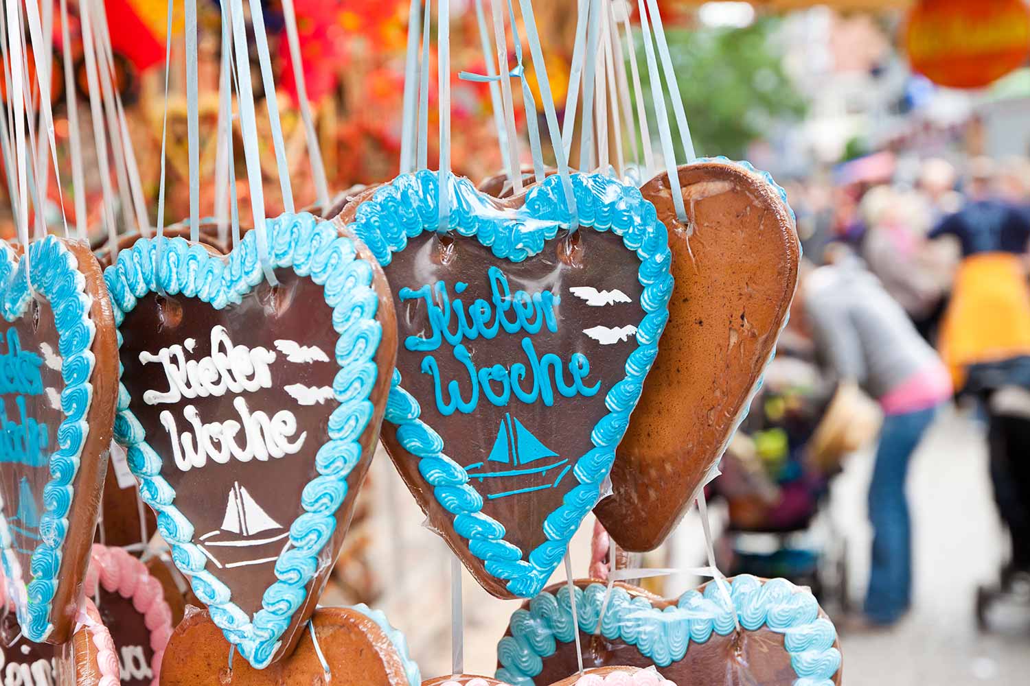 Lebkuchenherzen mit der Aufschrift "Kieler Woche"