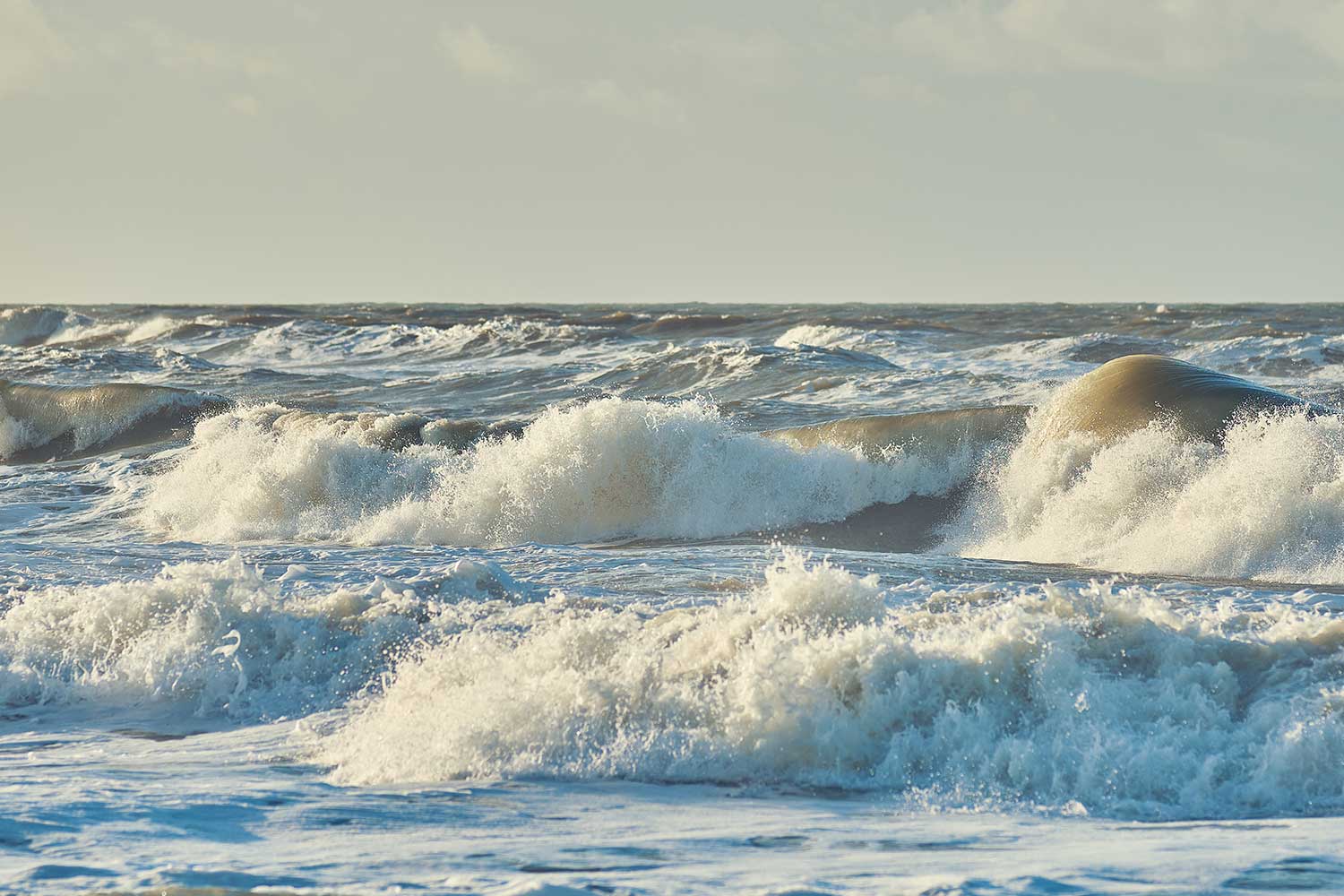 Starke Brandung an der Nordseeküste bei Büsum.