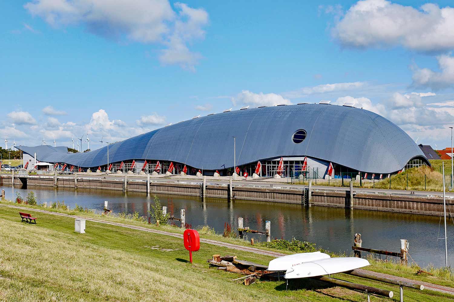 Das Gebäude des Indoorspielplatzes in der Form eines Wales.