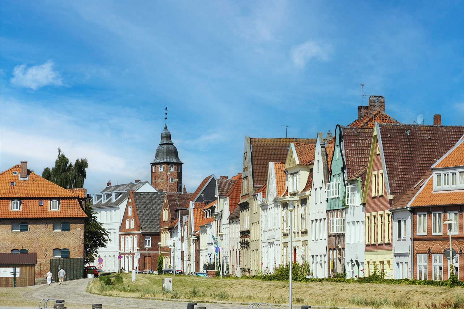 Die Uferstrasse am historischen Binnenhafen in Glücksburg.