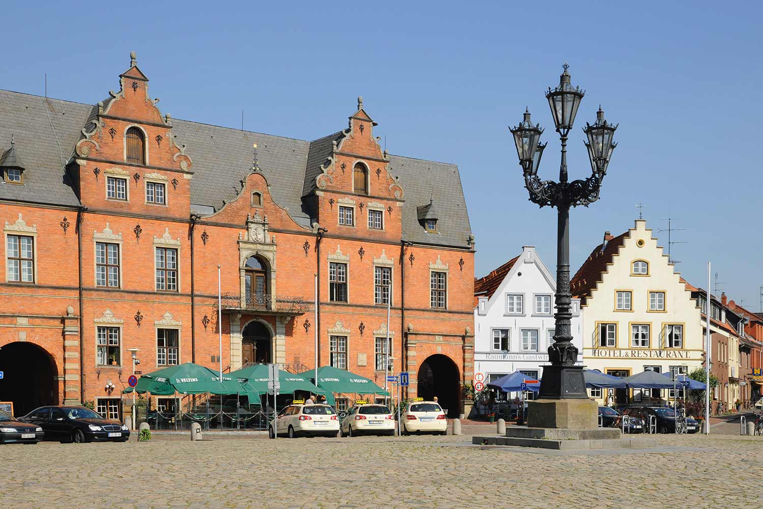 Blick auf die Glückstädter Altstadt, die den Marktplatz umschließt.