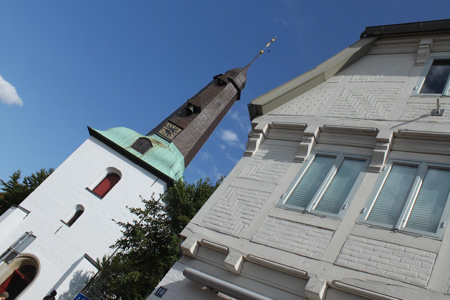Blick nach oben zum Turm der Glückstädter Stadtkirche.
