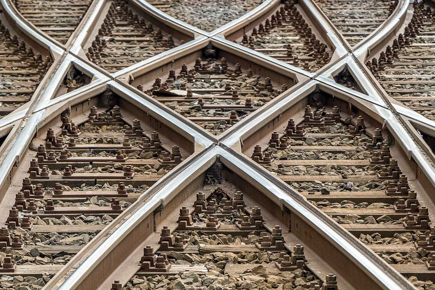 Gekreuzte Bahnschienen bei Heide, die ein symmetrisches Muster ergeben.