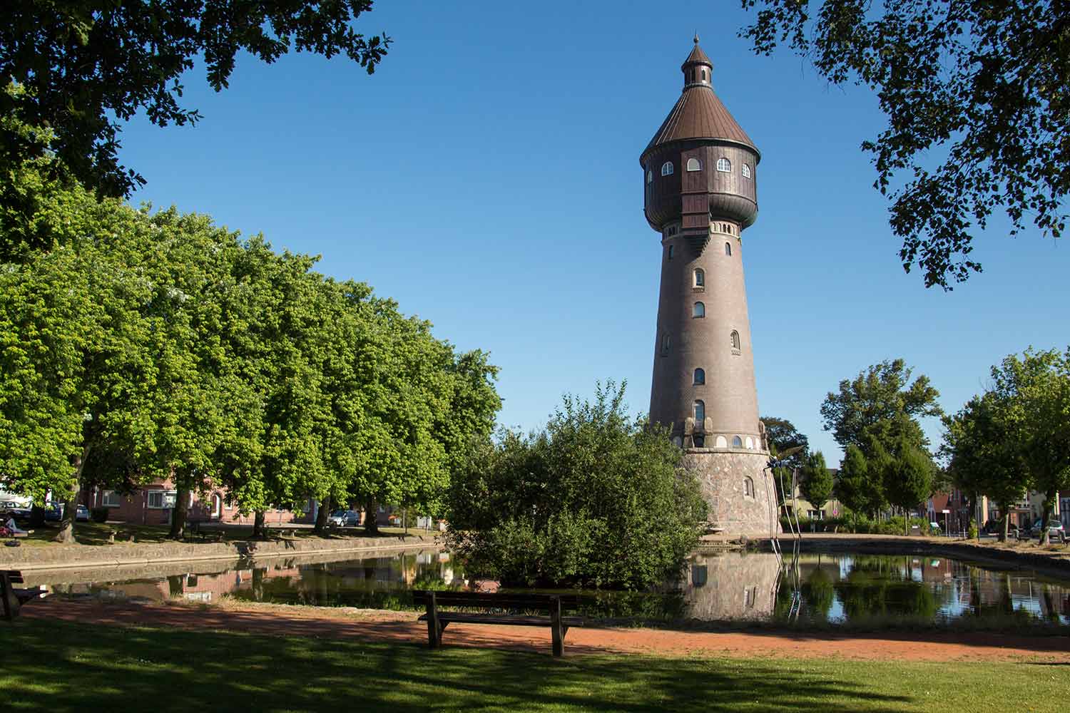 Blick über den Teich zum Wasserturm in Heide.
