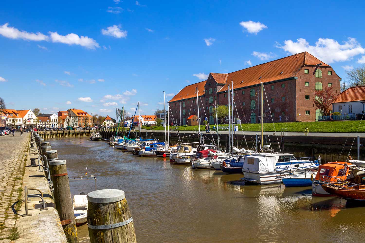 Das rote Backsteingebäude am Tönninger Hafen beherbergt das Multimar.