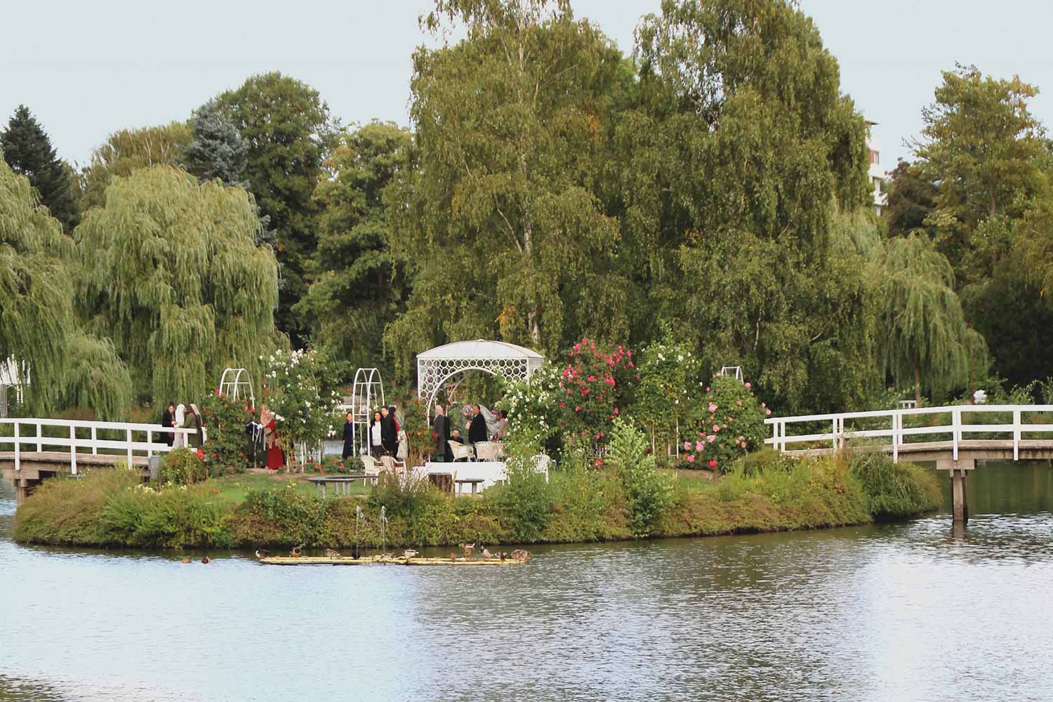 Hochzeitsgesellschaft auf der Hochzeitsinsel im Rosarium Uetersen.