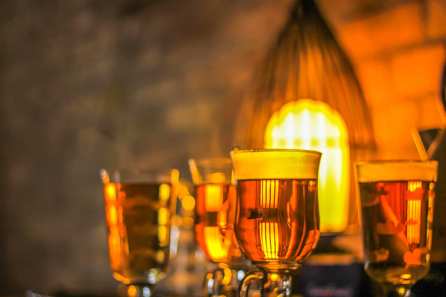 Flensburger Rum schimmert golden in Gläser