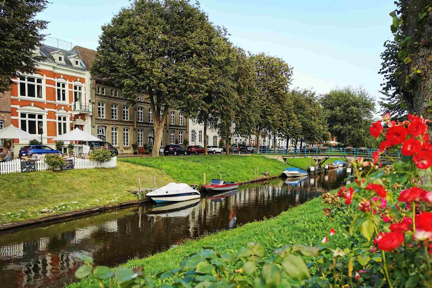 Kanal mit Booten in Friedrichstadt