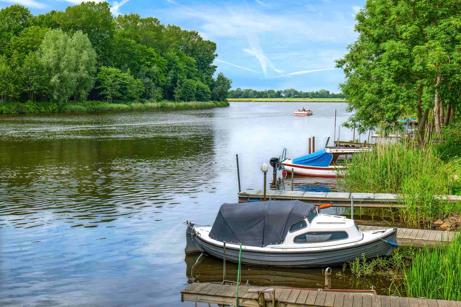Umland Flusslauf und Boote
