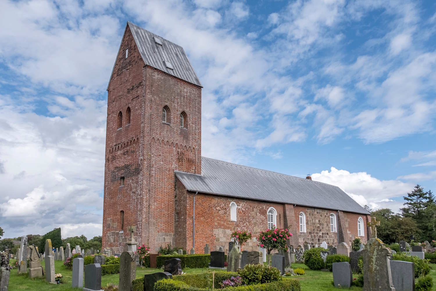 Suderende St. Laurentii Kirche mit Grabsteinen