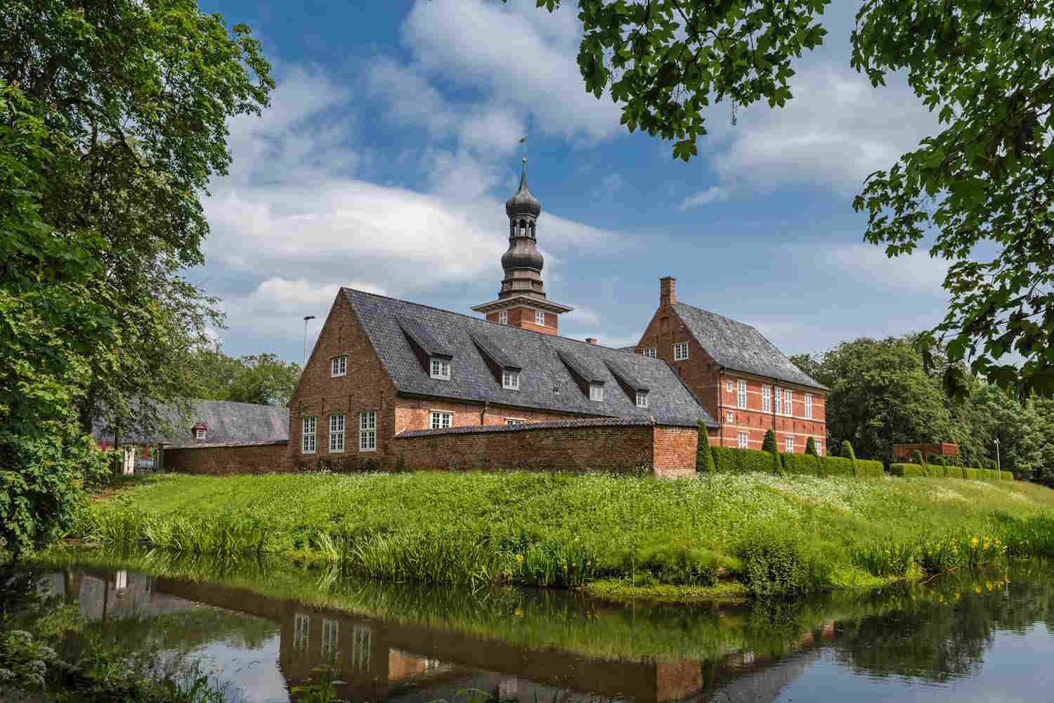 Schloss Husum mit Kanal im Vordergrund
