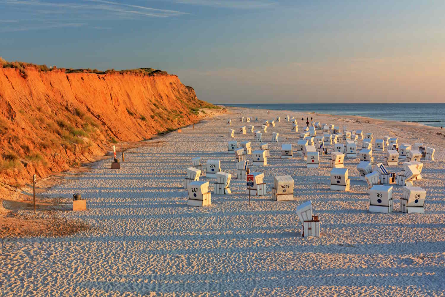 Rotes Kliff und Strand mit Strandkörben