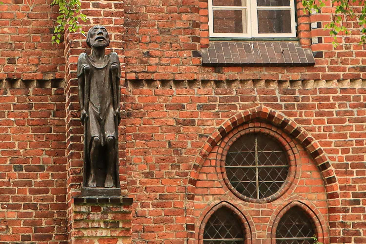 Barlachskulptur des Bettlers am Ratzeburger Dom.