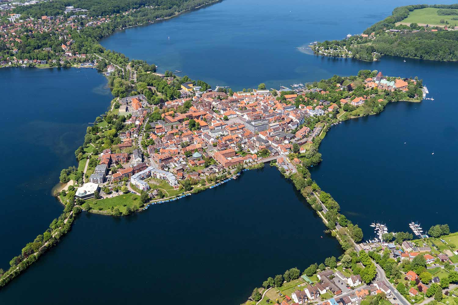 Luftaufnahme der Stadt Ratzeburg, die umschlossen ist vom Ratzeburg See.