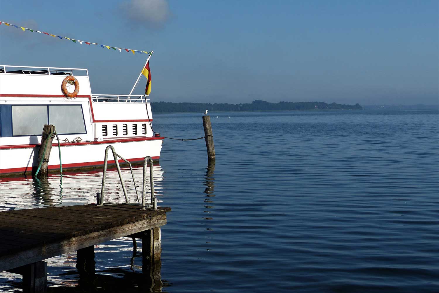 Ein Ausflugsschiff am Ratzbuger See