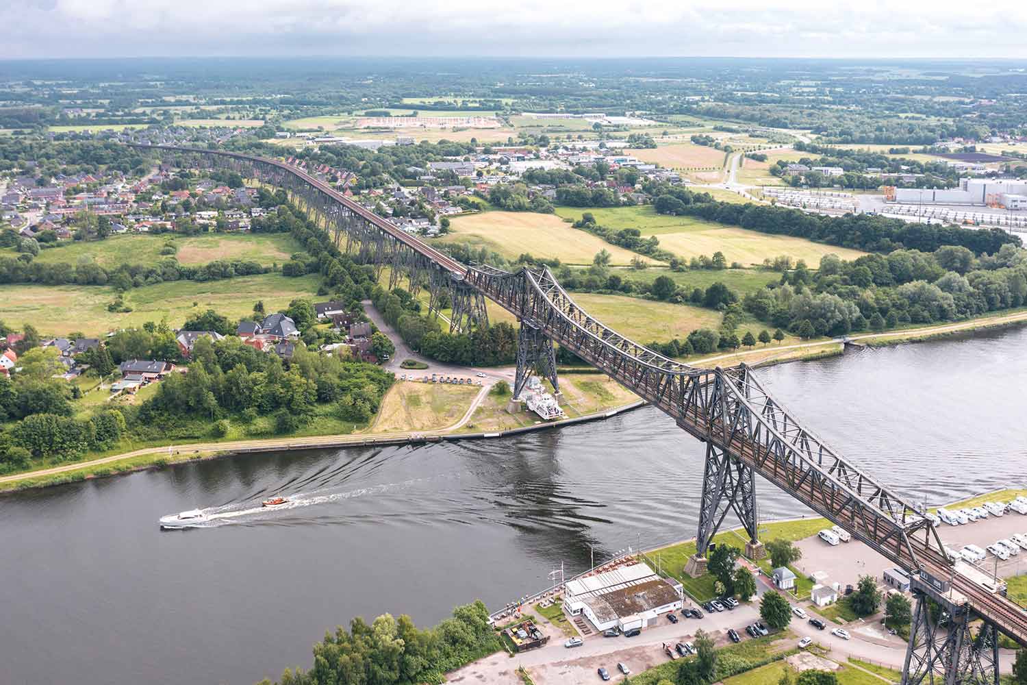 Blick auf die Rendsburger Hochbrücke über dem Nord-Ostsee-Kanal.