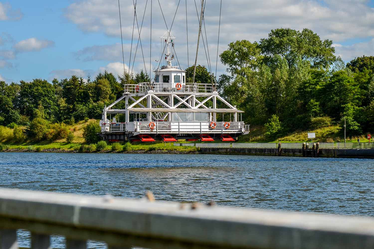 Eisenbahnbrücke und Schwebefähre über den Nord-Ostsee-Kanal bei Rendsburg.