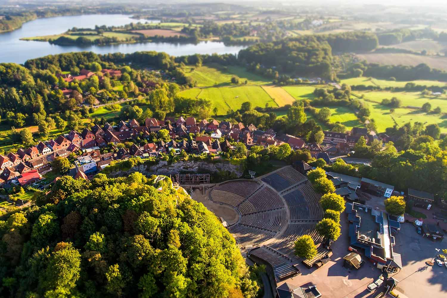 Blick auf Bad Segeberg mit der Freilichtbühne am Kalkberg.
