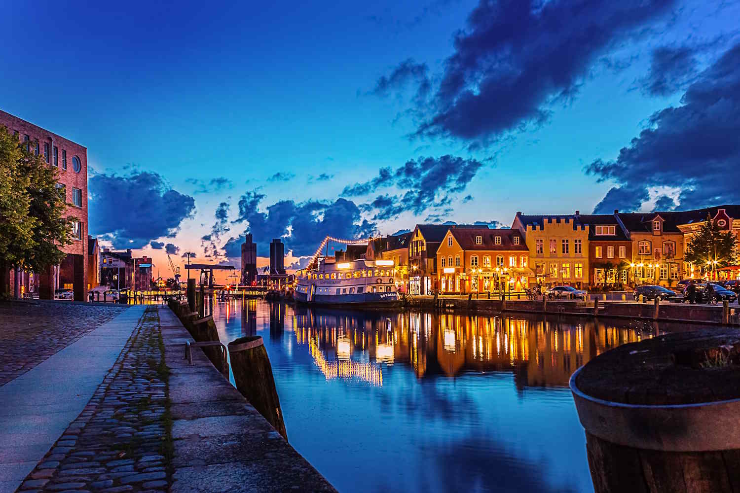 abendlich beleuchteter Binnenhafen von Husum