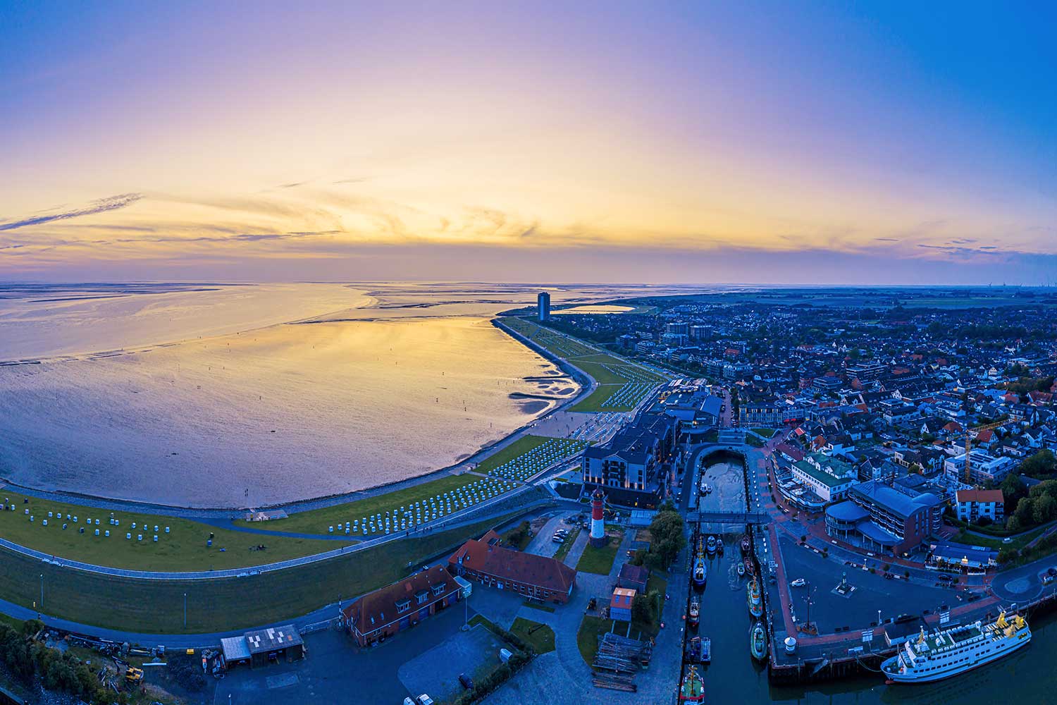 Luftaufnahme von Büsum beim Sonnenaufgang.