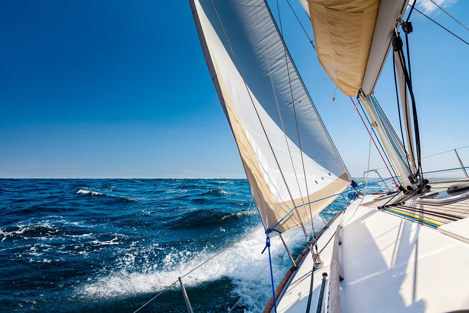 Blick vom Segelboot auf das Meer