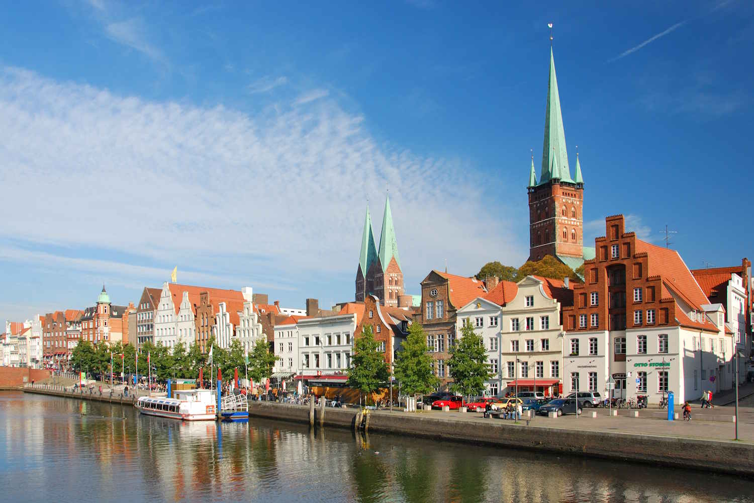 Lübeck Altstadt mit Promenade an der Trave