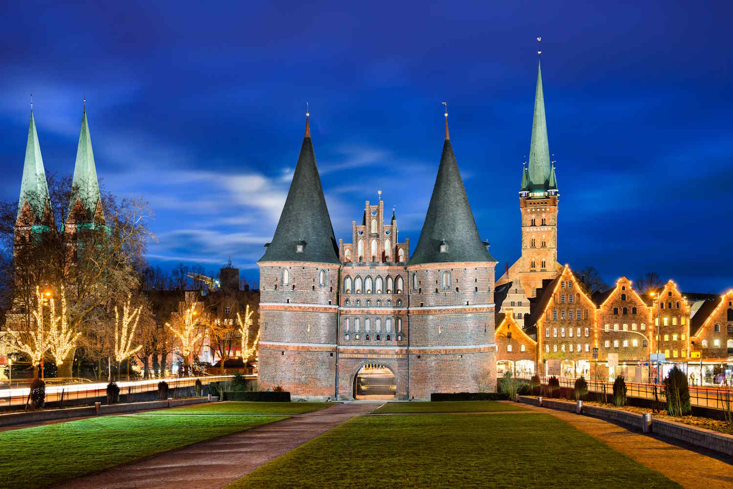 Holstentor in Lübeck bei Nacht