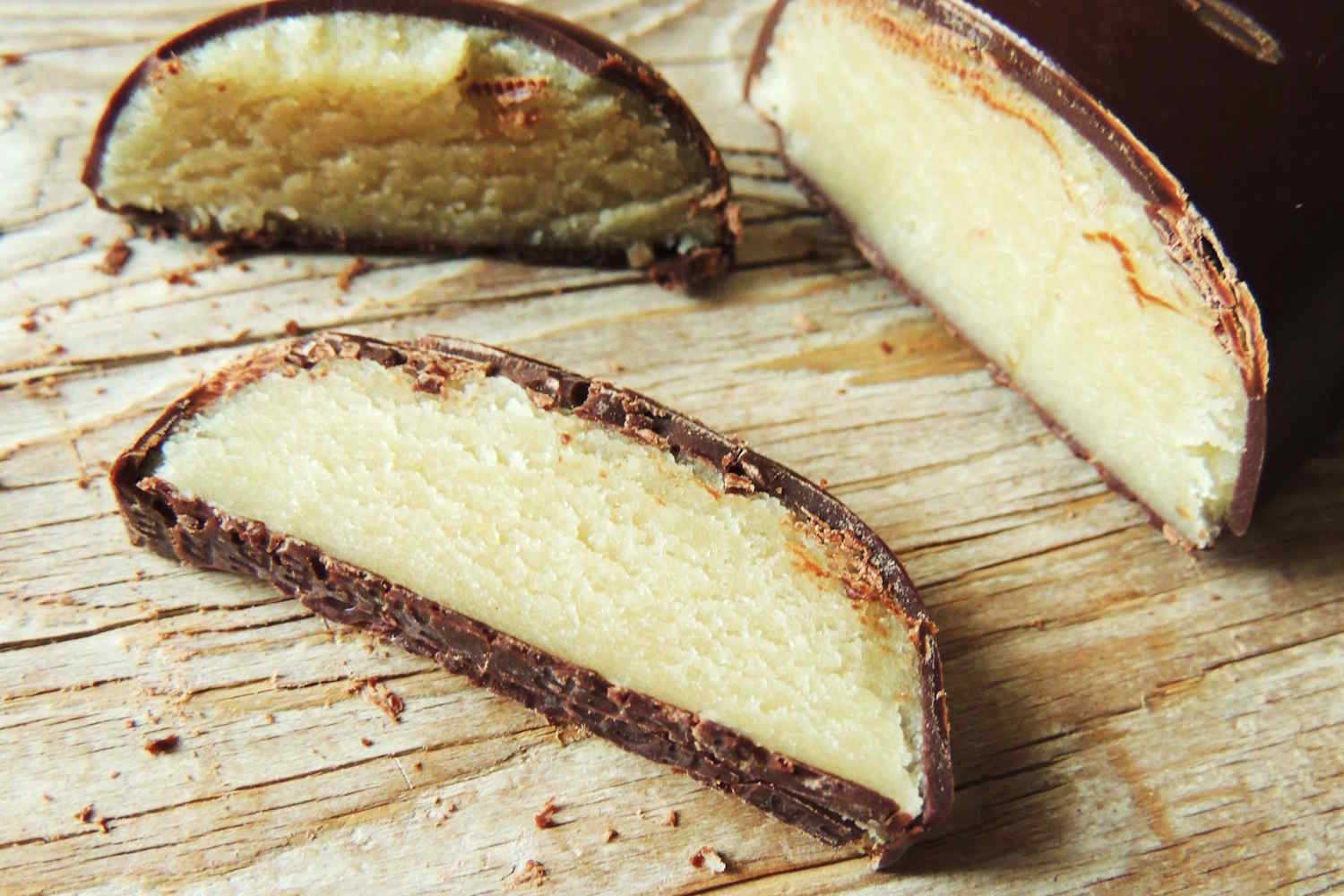 Lübecker Marzipan auf Holzbrett
