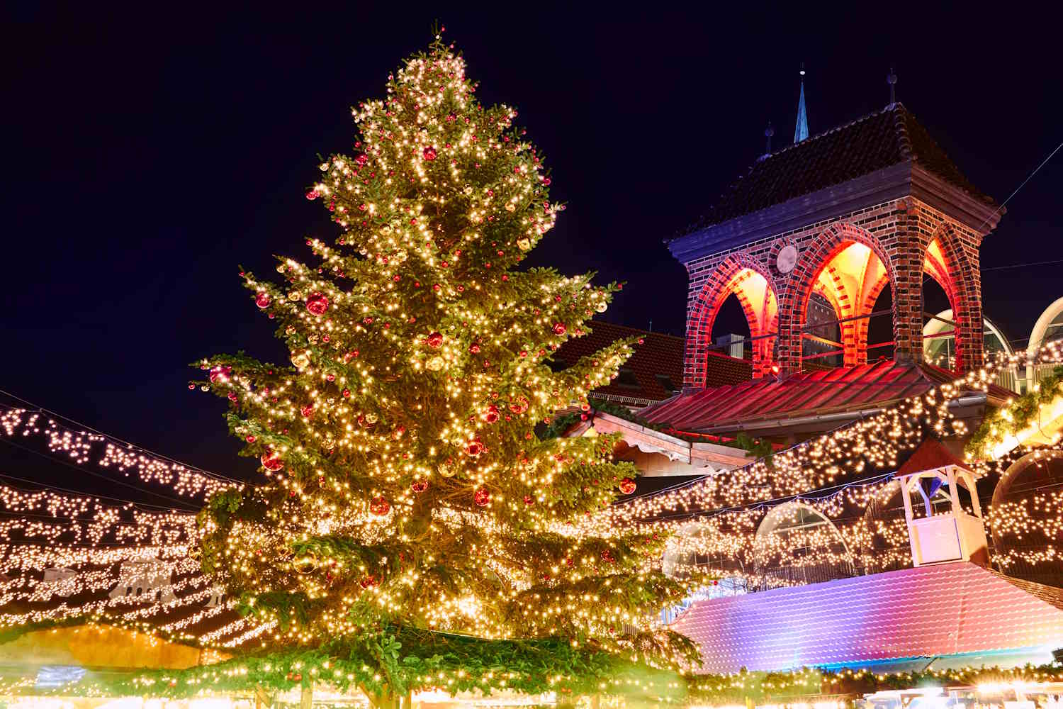 Weihnachtsmarkt in Lübeck mit Tannenbaum