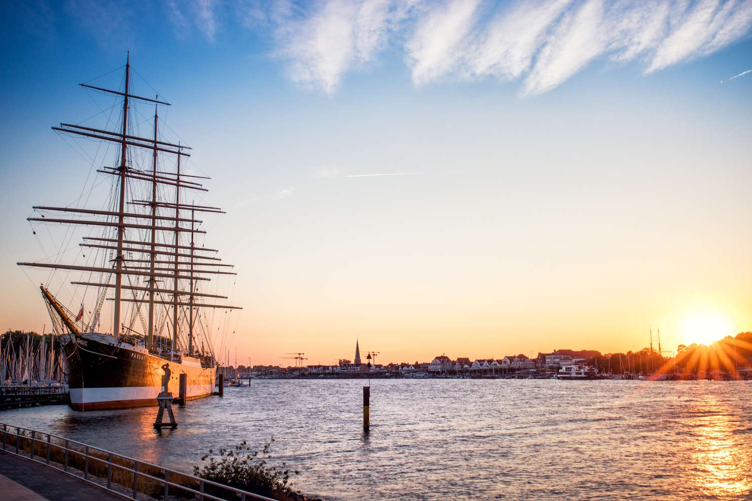 Travemünde Passat Segelschiff im Sonnenuntergang